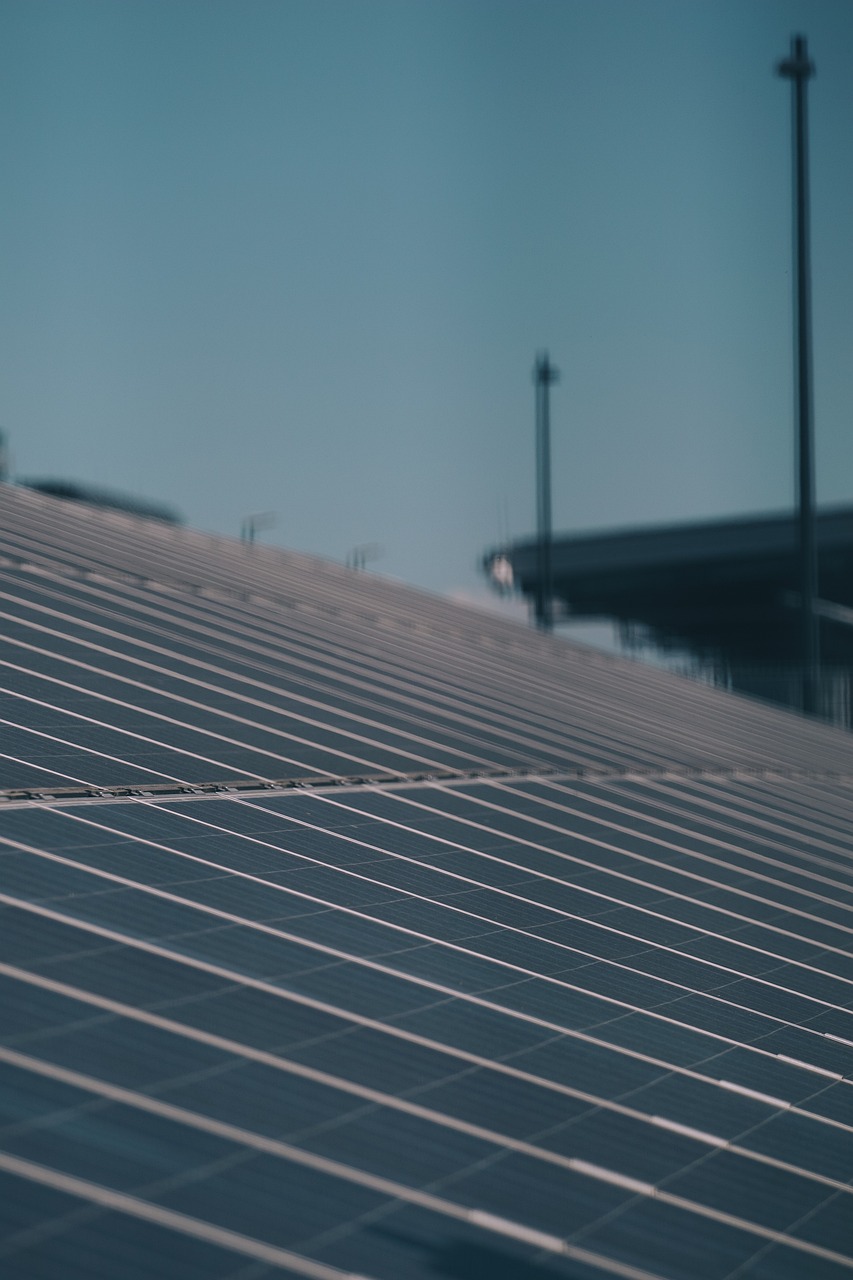 Come aumentare l’efficienza energetica con l’installazione di pannelli fotovoltaici e l’uso di batterie e inverter: la guida completa alle comunità energetiche