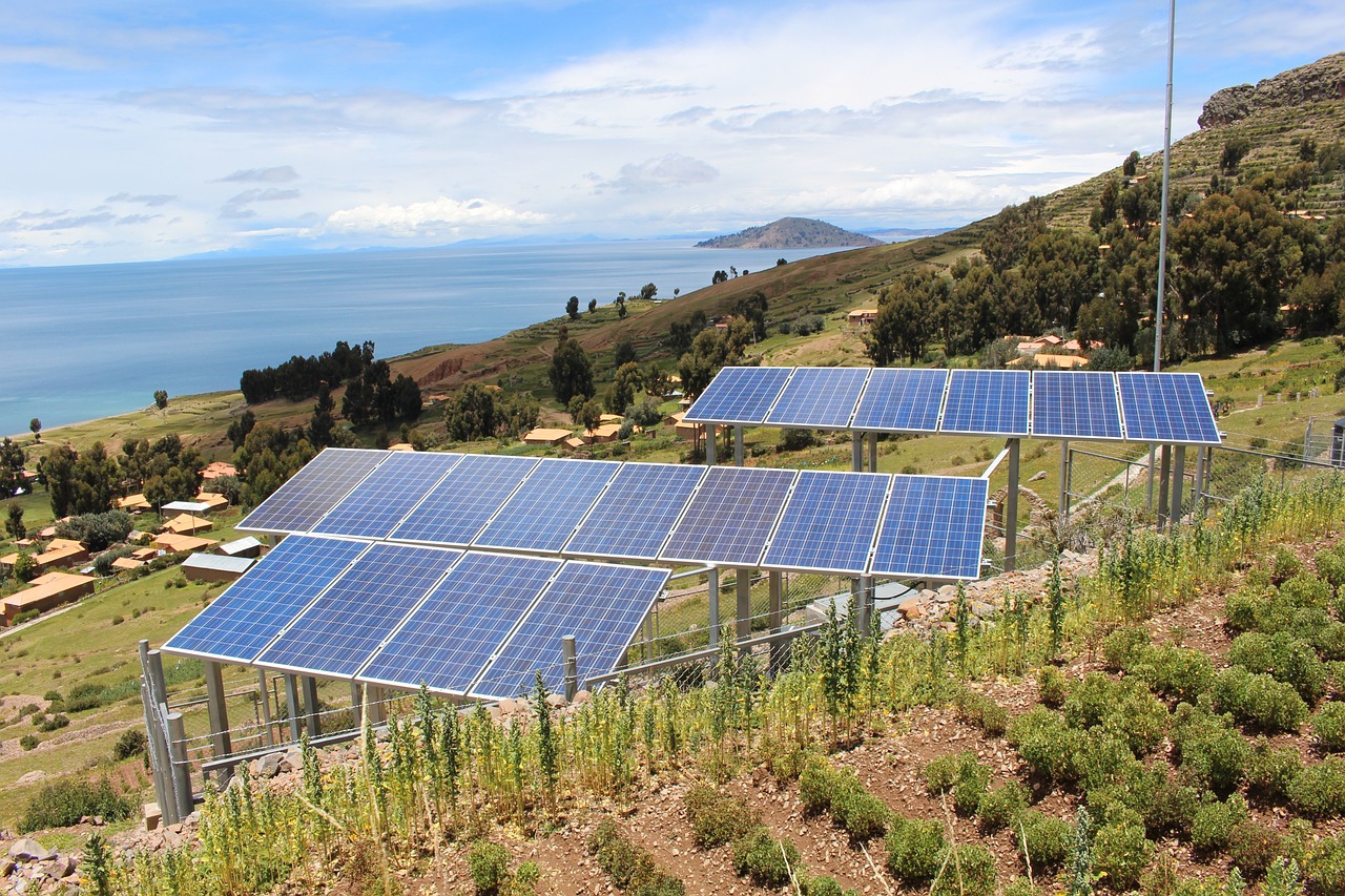 Come l’energia solare può aiutare le comunità a diventare più efficienti ed ecologiche: guida completa all’installazione di un impianto fotovoltaico con batterie e inverter