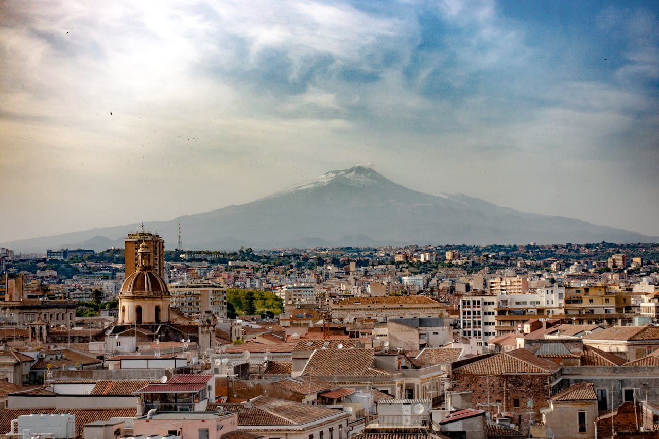 Energia Pulita a Catania: L’Impatto degli Impianti Fotovoltaici sull’Etna