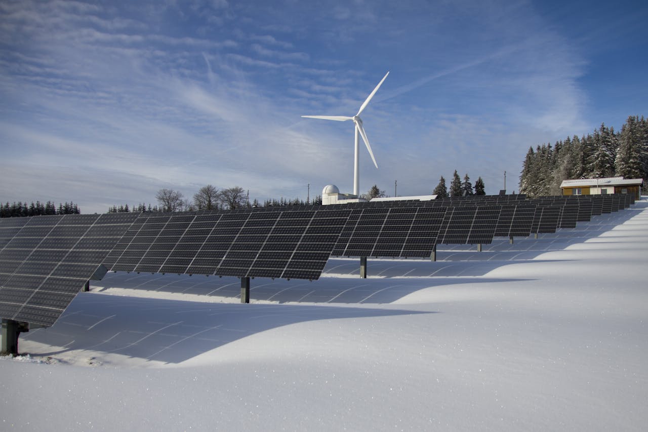 Come ridurre i costi energetici e contribuire all’ambiente con l’energia solare e le comunità energetiche