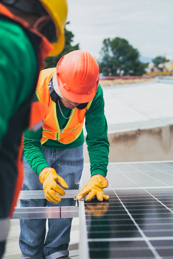 Come l’energia solare può aiutare le comunità a diventare più efficienti ed ecologiche: guida completa all’installazione di un impianto fotovoltaico con batterie e inverter